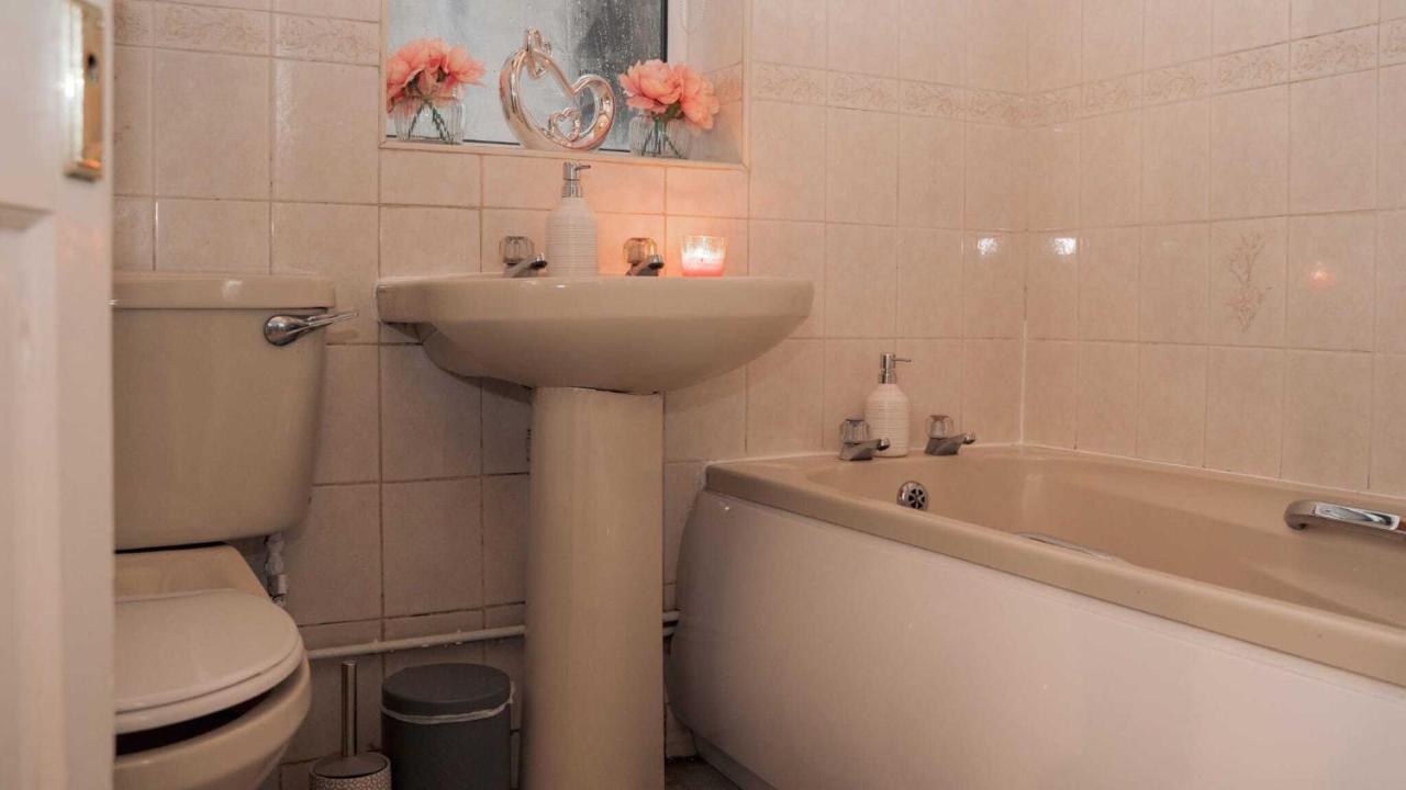 Cosy 2 Bedroom Home In 코번트리 외부 사진